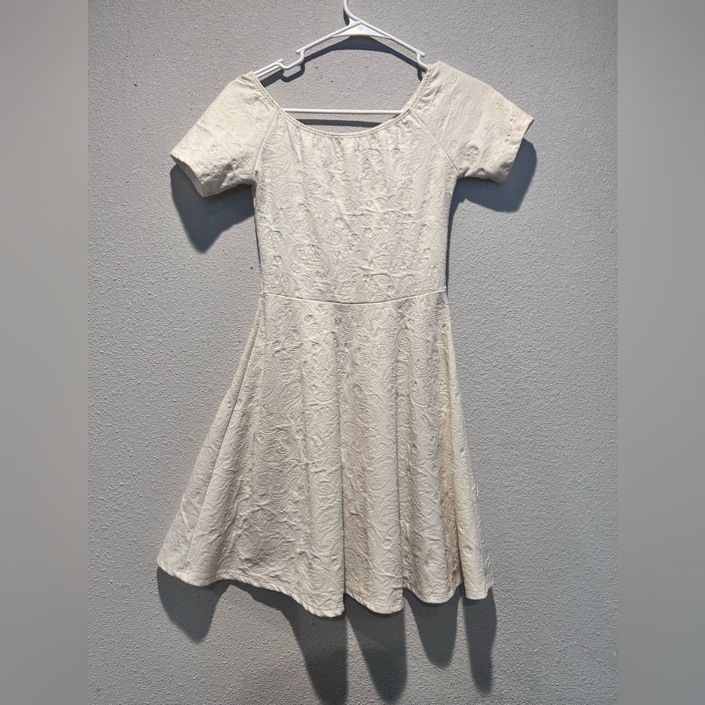 Off white flowy dress 👗 it’s off shoulders